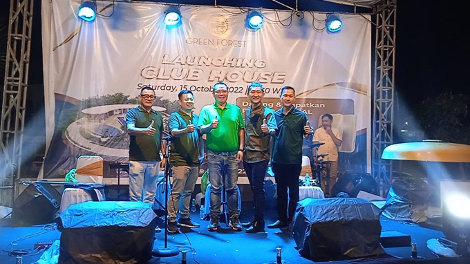 Direktur Utama Sunliland Sunarto (dua kanan) didampingi Owner Green Forest Residence Peng Suyoto (tengah) foto bersama saat melaunching club house Green Forest Residence, Sabtu (15/10/2022) malam.